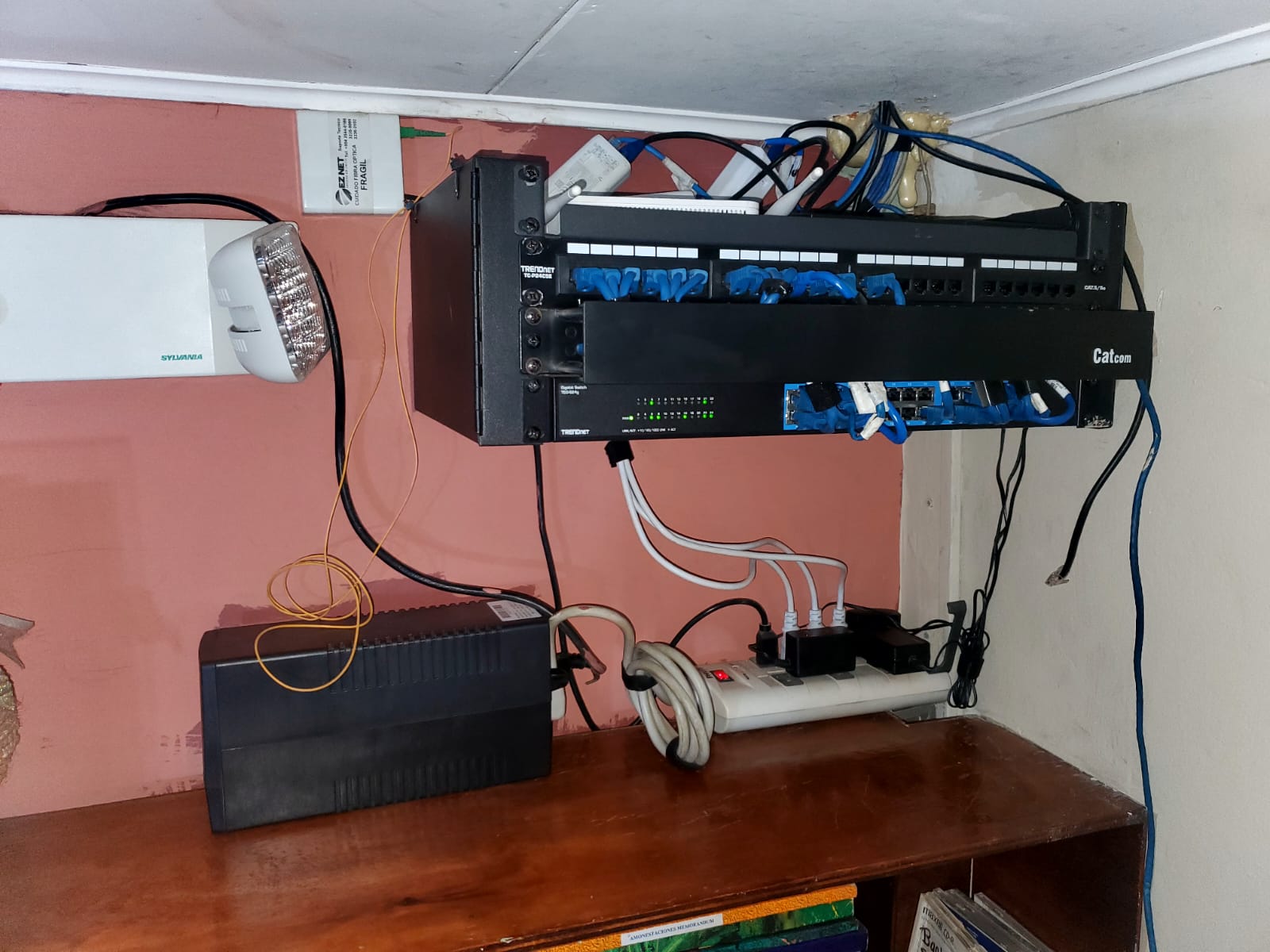 Gabinete de red limpio y reestructurado